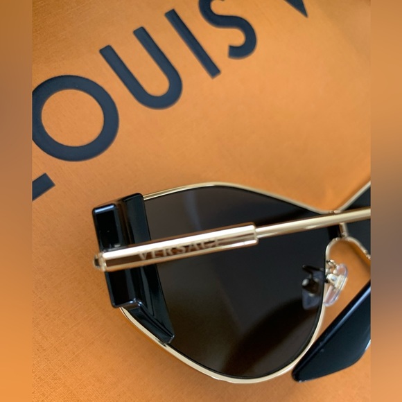 Gorgeous Versace Medusa Sunglasses - Picture 5 of 12